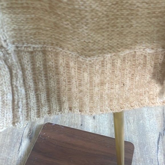 Express cream colored thick cable knit sweater size small - Picture 5 of 7